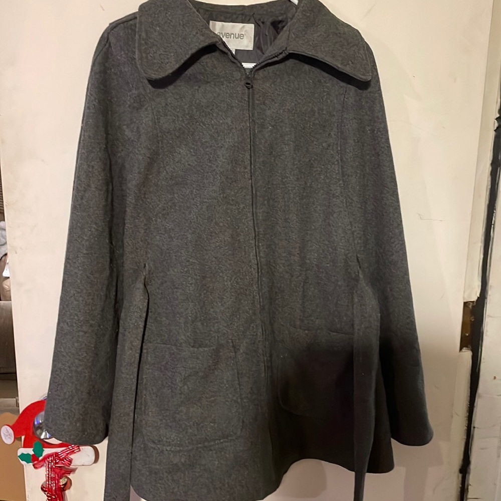 Woman’s Avenue one size fits all wool cape with belt in excellent condition!